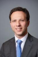 Een profielfoto van de heer Pergamentsev. Hij heeft een pak aan.